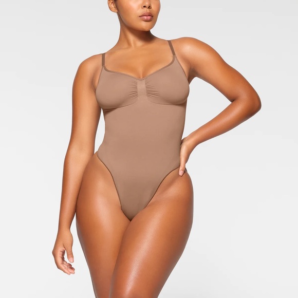 SKIMS Tops - SKIMS SEAMLESS SCULPT THONG BODYSUIT